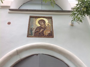 Мозаичная икона Божией Матери "Нечаянная Радость" над входом в храм на западном фасаде. Фото автора.