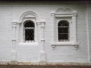Южный фасад Успенского храма и вид на такой же упразднённый вход.