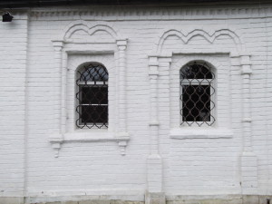 Северный фасад Успенского храма и вид на упразднённый вход, превращённый в окно.