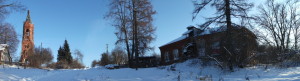 Панорама церковного комплекса в Языкове. Справа - кирпичное здание церковно-приходской школы.